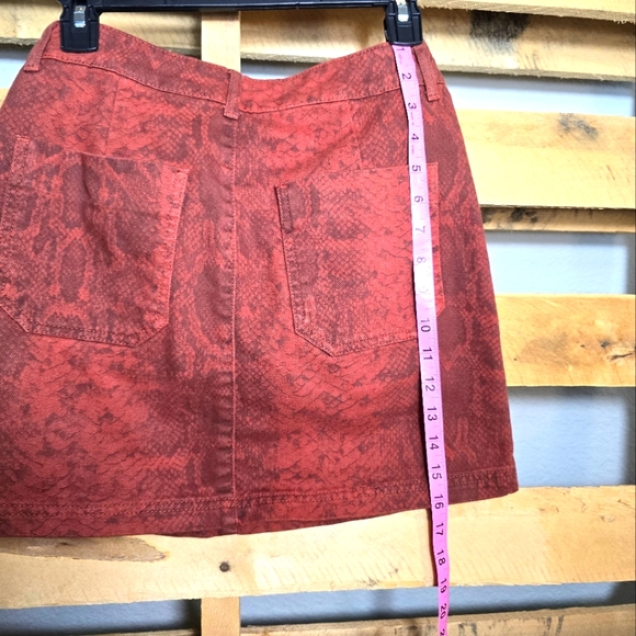 BDG Urban Outfitters mini skirt Size S copper/burnt orange snake print - Picture 6 of 7